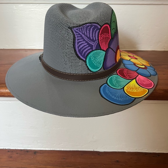 Adorable one of a kind, hand painted straw hat 👒 - Picture 2 of 5